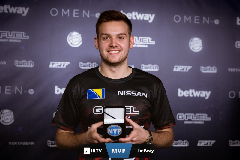 揭秘博彩推手的“脚本营销”：如何在社交网络制造暴富假象。（起底博彩推手的脚本式营销：社交平台上的暴富幻象是如何塑造的）